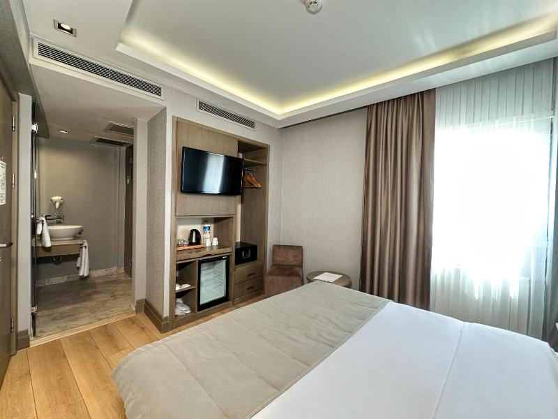 Economy Double Room image 3