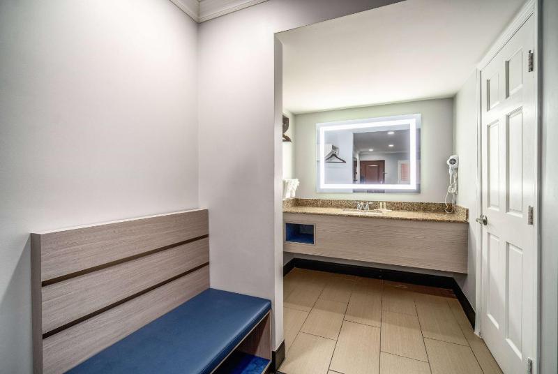 Queen Room - Non-Smoking image 1