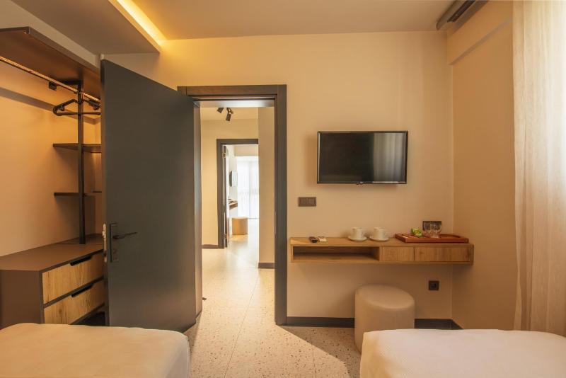 Family Room (4 Adults) image 3