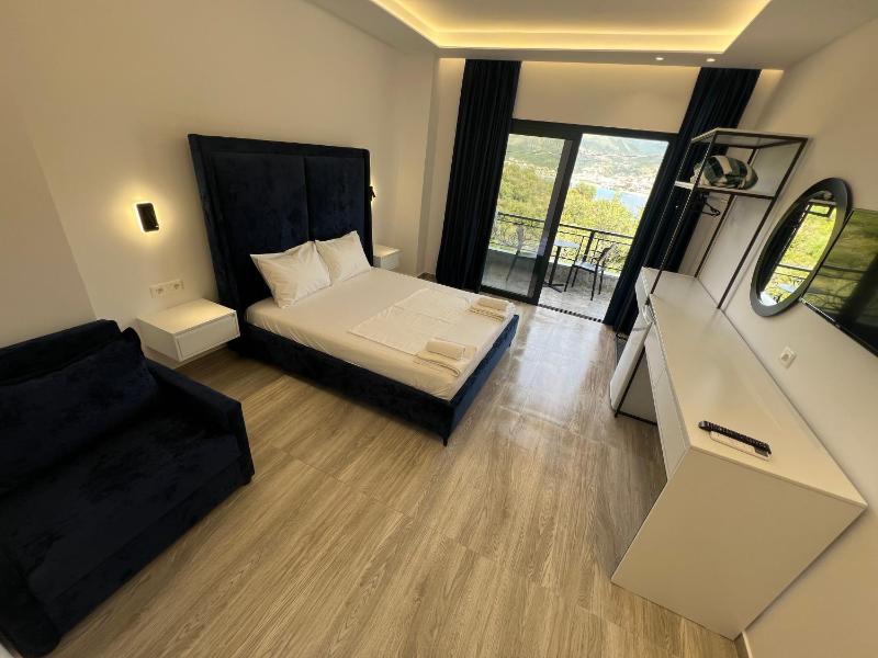 Double Room with Sea View image 2
