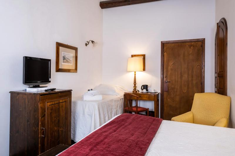 Superior Triple Room image 4