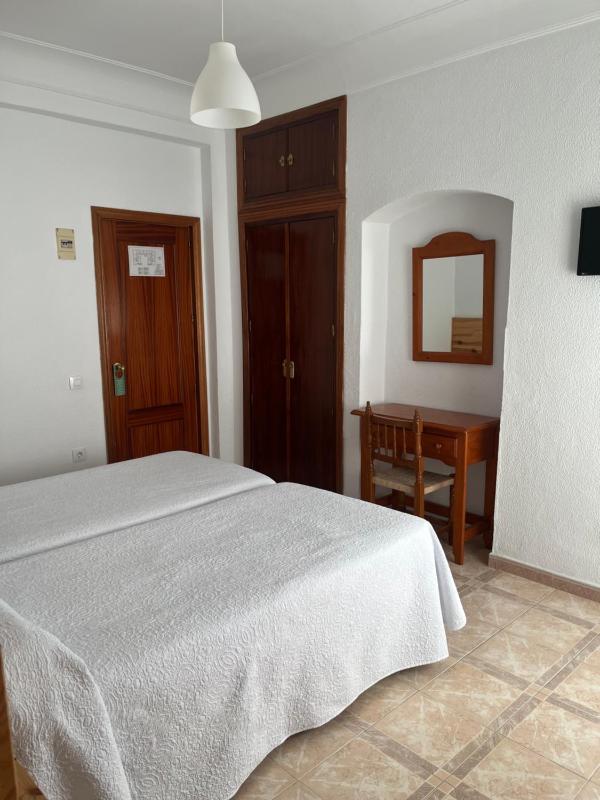 Twin Room image 3