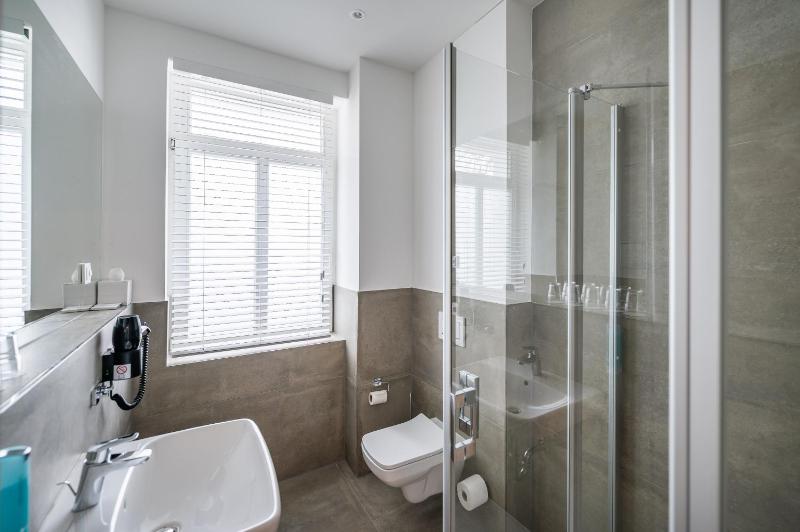 Deluxe 3-room suite with balcony image 3