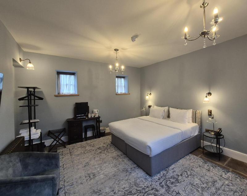 Double or Twin Room with Shower image 3