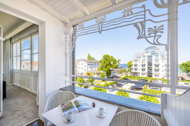 Deluxe family suite with balcony and sea view image 2
