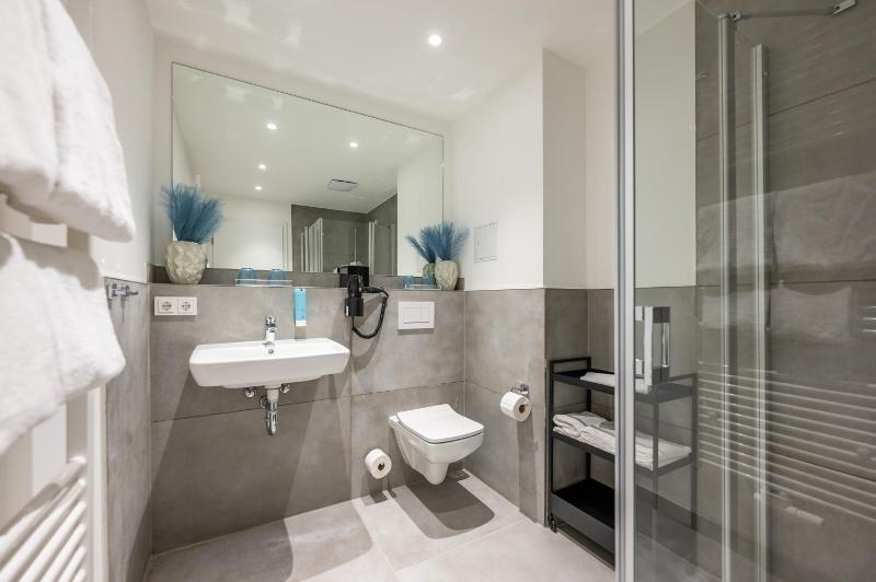 Deluxe family suite with balcony and sea view image 3