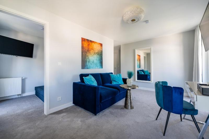 Deluxe family suite with balcony and sea view image 4