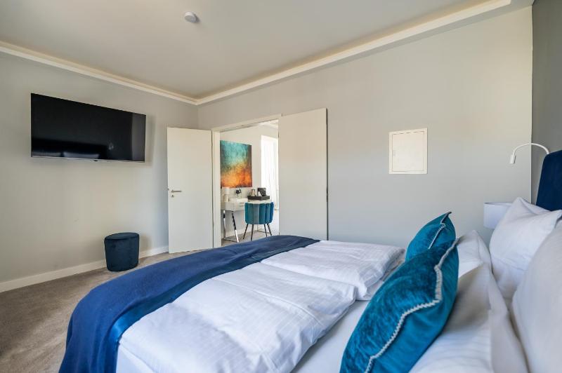 Premium 2-room suite without balcony image 2