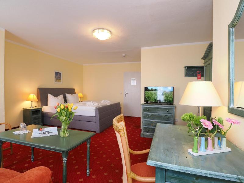 Double Room with Sea View image 3