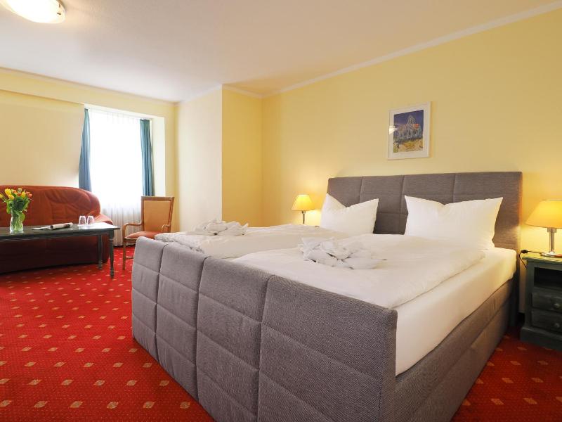 Double Room with Sea View image 2