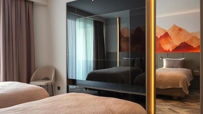 Double or Twin Room with Partial Sea View image 4