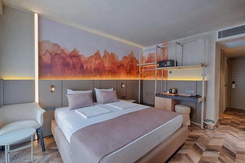 Double Room with Extra Bed with Partial Sea View (3 Adults) image 1