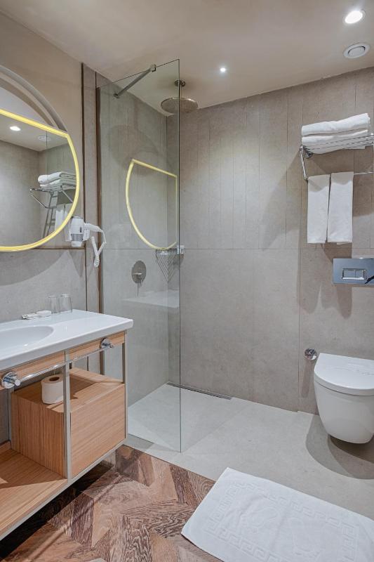 Double Room with Extra Bed with Partial Sea View (3 Adults) image 3