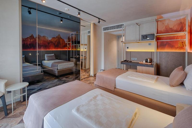 Double Room with Extra Bed with Partial Sea View (3 Adults) image 4
