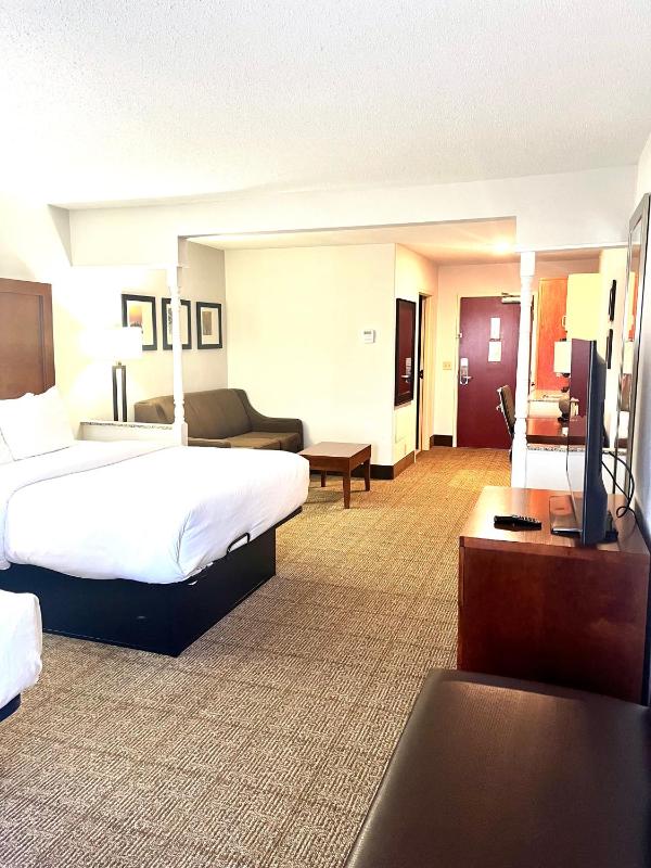 Queen Suite with Two Queen Beds - Non-Smoking image 4