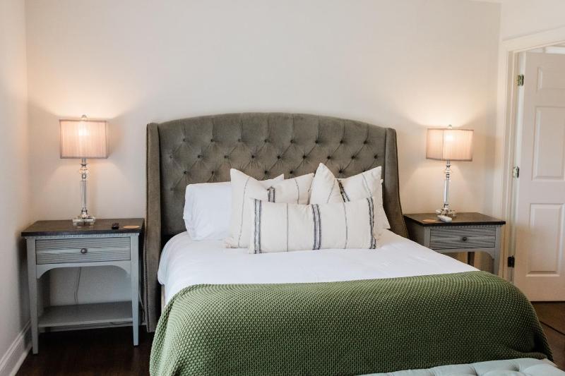 Deluxe Queen Room image 4