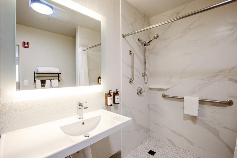 King Room with Roll-in Shower - Mobility Access/Non-Smoking image 4