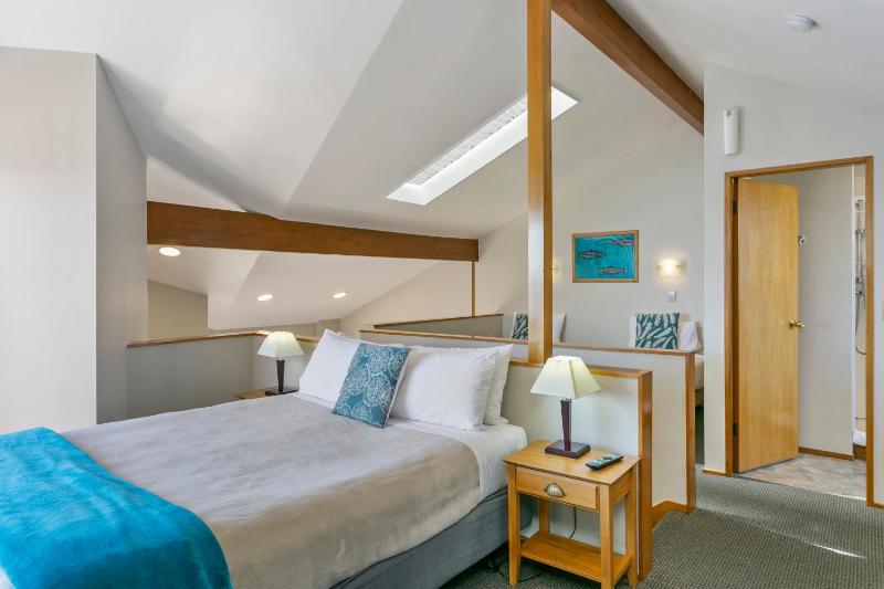 Cascades Lakefront Motel - image 4