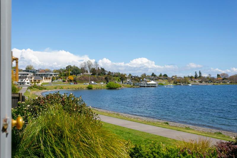 Cascades Lakefront Motel - image 15
