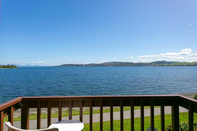 Cascades Lakefront Motel - image 26