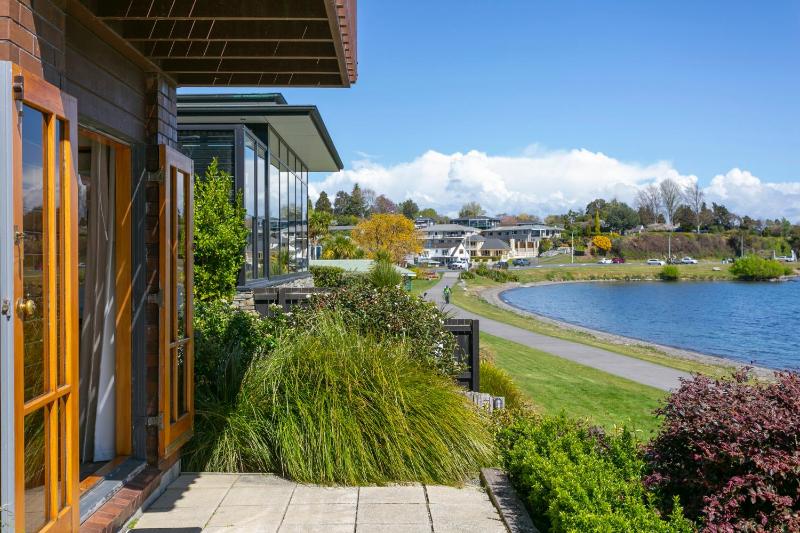 Cascades Lakefront Motel - image 37