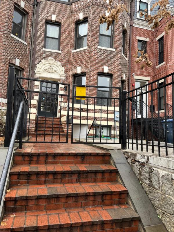 Gorgeous Refurbished 1Bdrm and 1Den Home - image 11