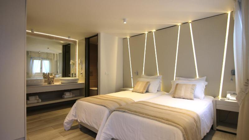 Cozy Small Double or Twin Room No-View image 4