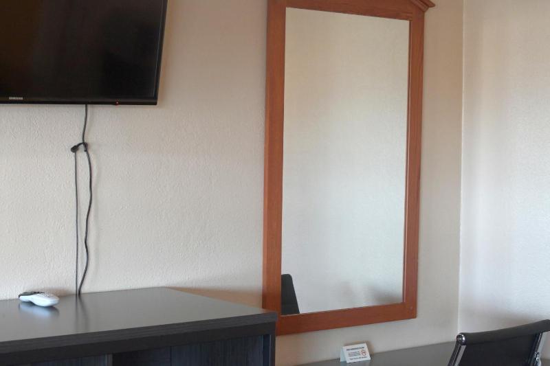 King Room - Non-Smoking image 4