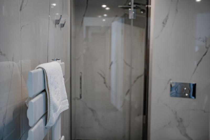 Deluxe Double or Twin Room image 3
