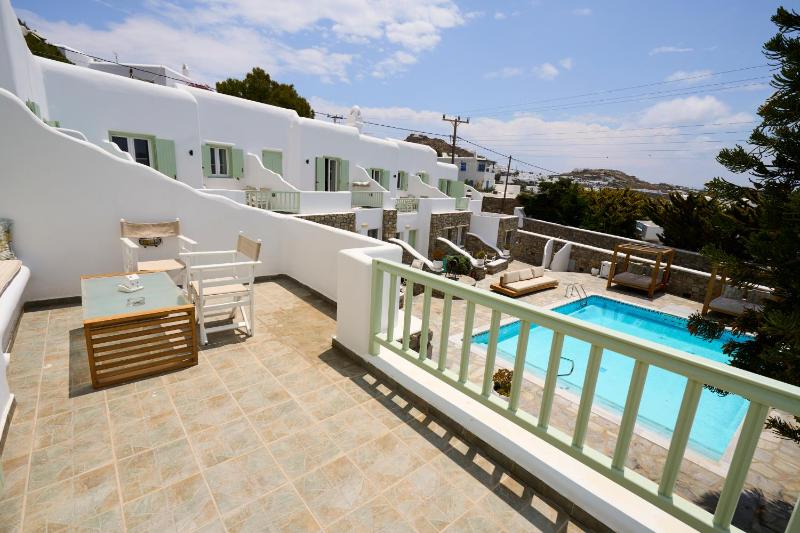 Superior Double Room with Side Sea View image 4