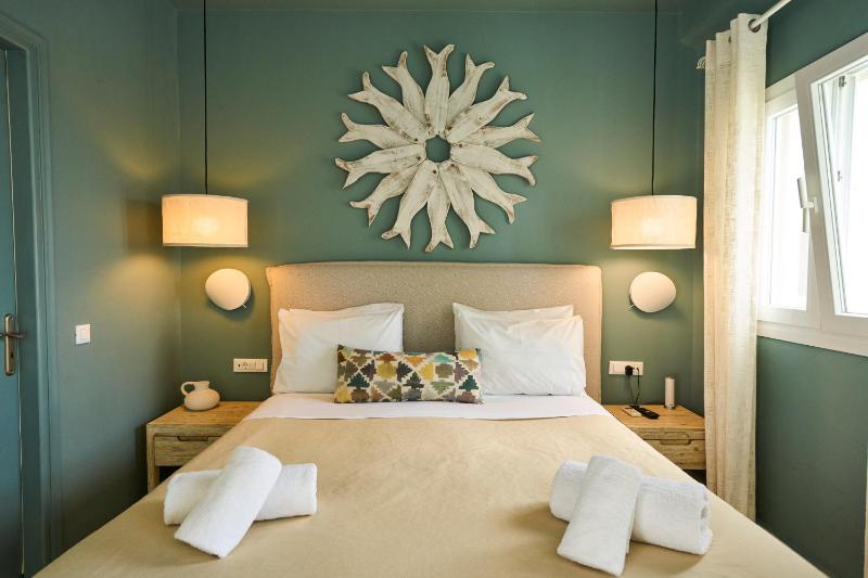 Superior Double Room with Side Sea View image 2