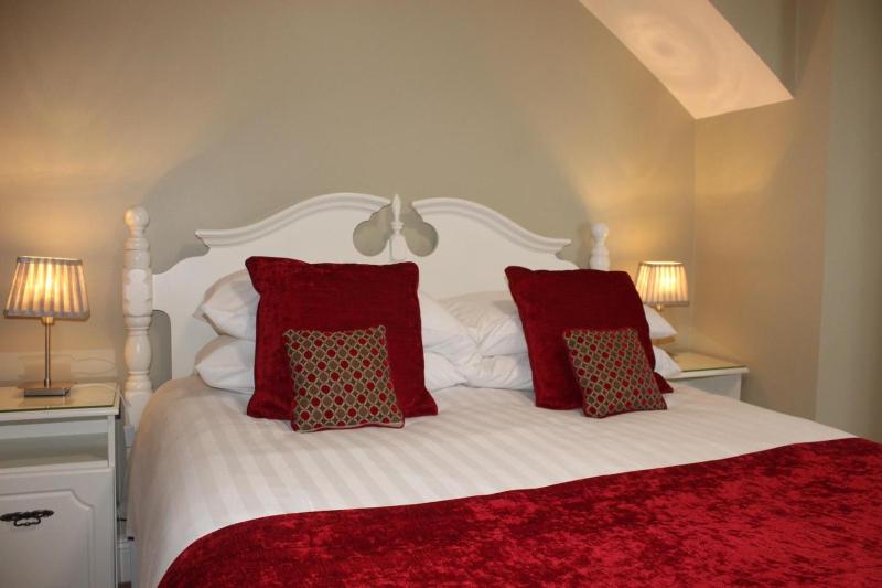 Six-Bedroom House image 2