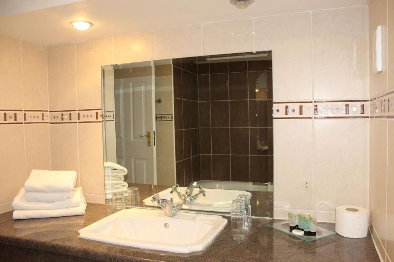 Six-Bedroom House image 3