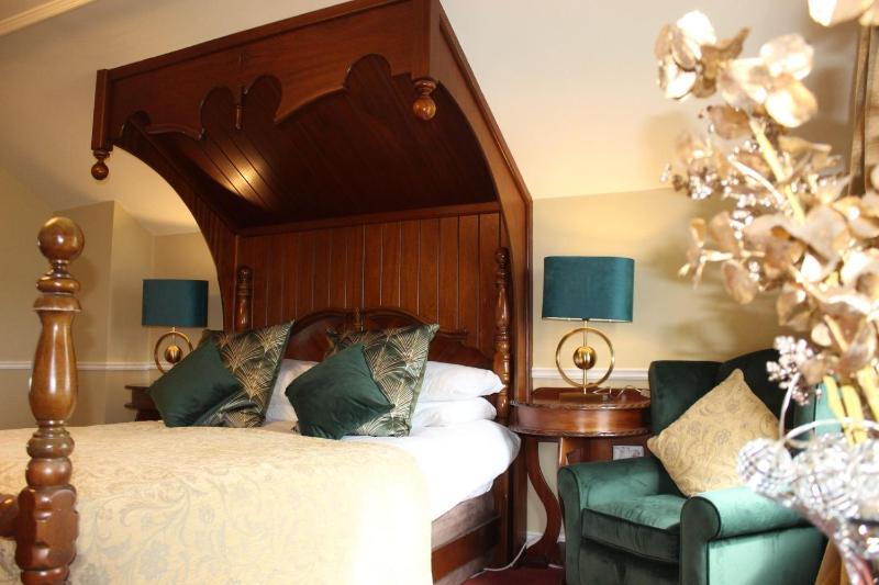 Six-Bedroom House image 2