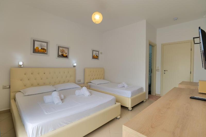 Triple Room with City View image 1