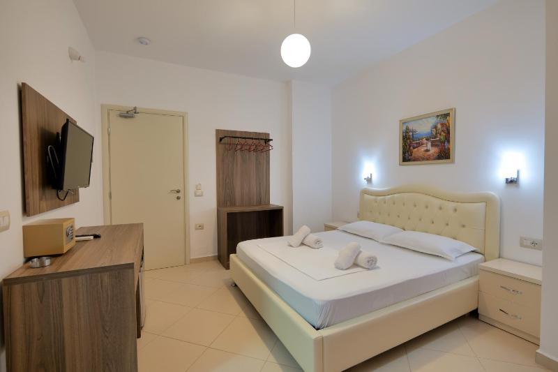 Double Room with Sea View image 4