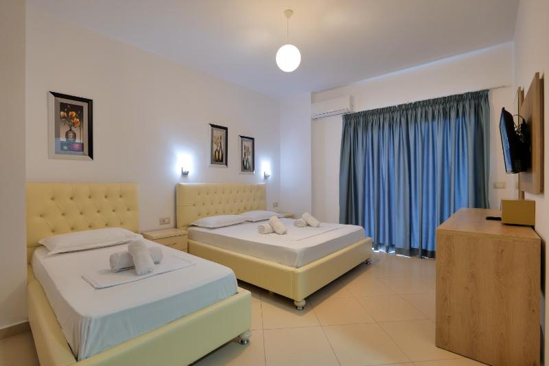Triple Room with Sea View image 3