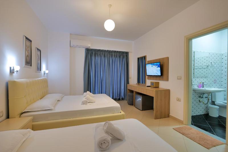 Triple Room with Sea View image 2