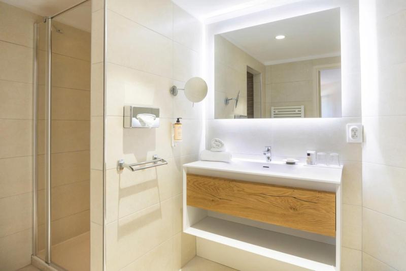 Double Room with Balcony image 2