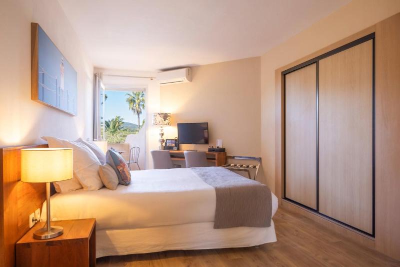 Double Room with Balcony image 4