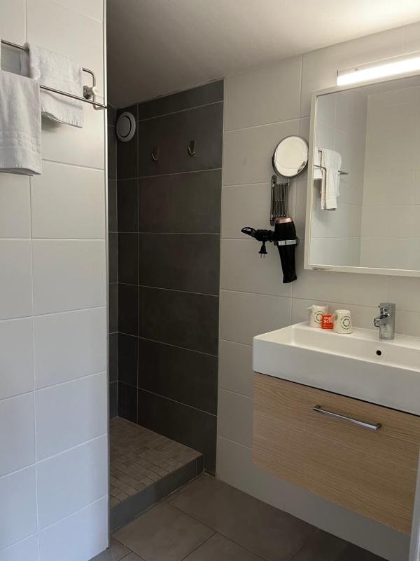 Twin Room with Canal View image 3