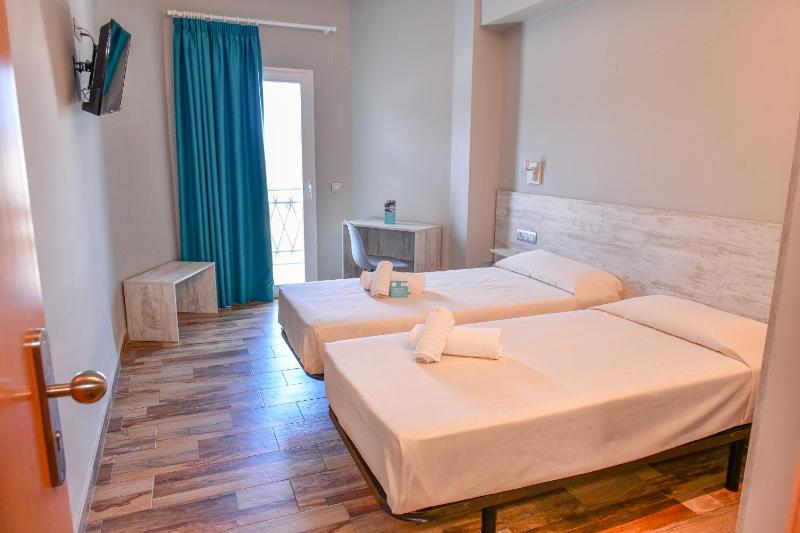 Twin Room image 2