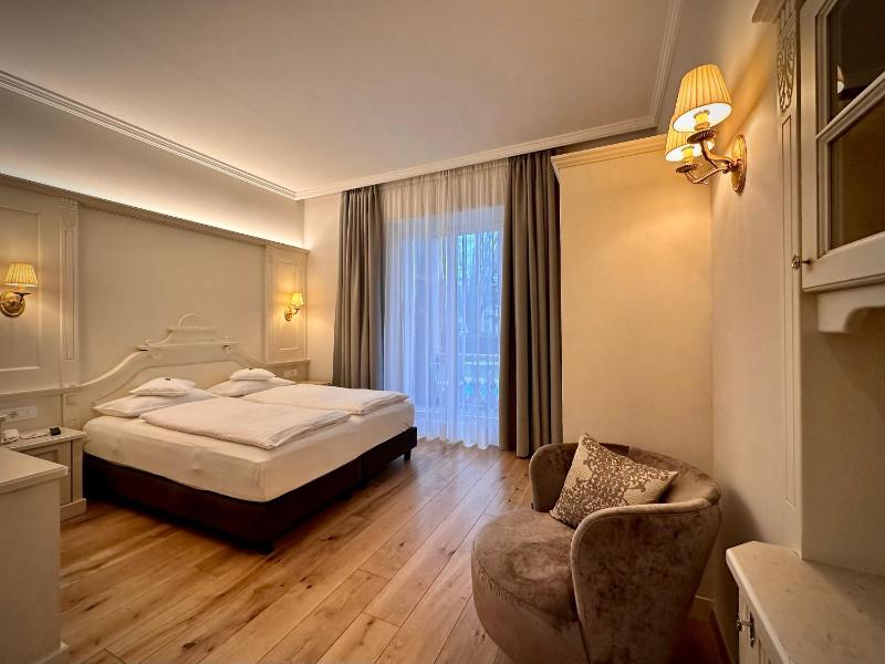 Deluxe Double Room with River View and Balcony image 1