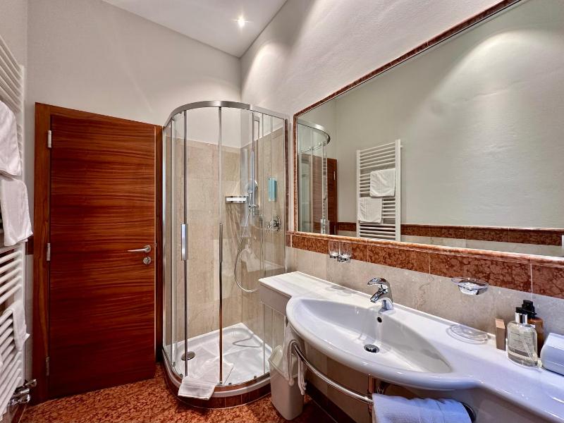 Junior Suite with Pool View image 3