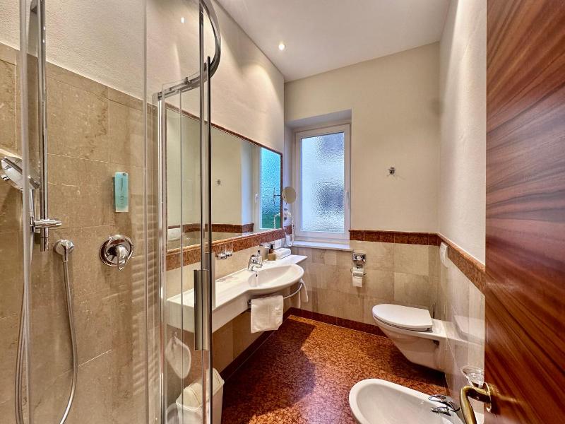 Junior Suite with Pool View image 2