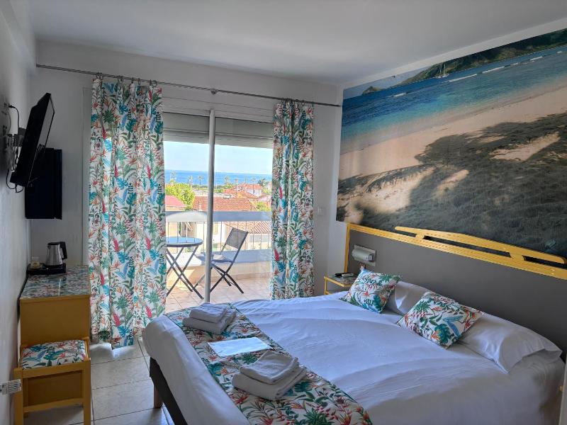 Superior Double or Twin Room with Balcony and Sea View image 4