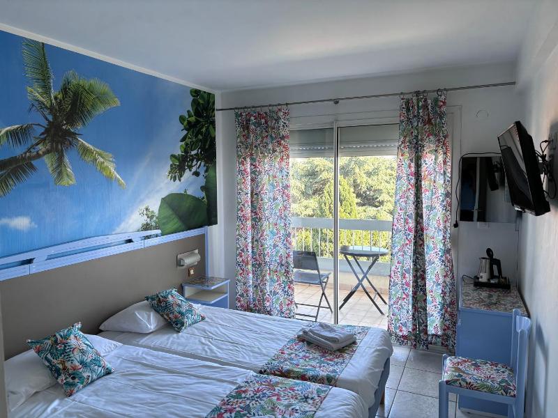 Superior Double or Twin Room with Balcony and Sea View image 2