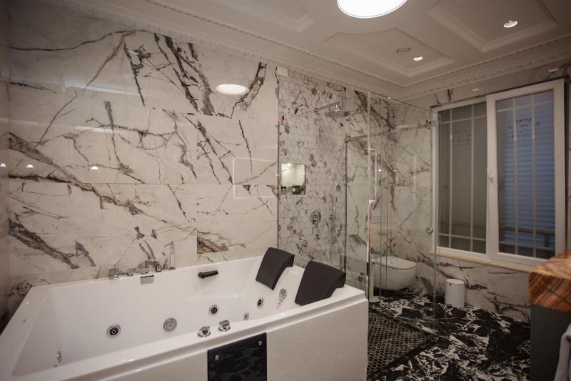 Ervini Boutique Hotel - image 9
