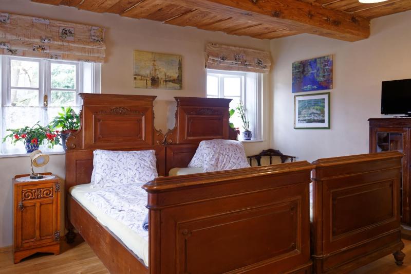 Twin Room-Claude image 3