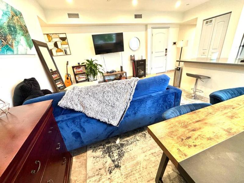 FuLLy LoAdeD ReSerVaTioN 3bed 2ba w Parking - image 3